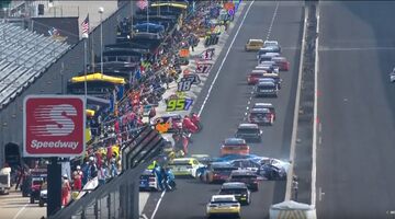 В NASCAR произошёл массовый завал на пит-лейн, пострадал механик