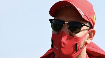 Фото дня: Ferrari вернула нашивку с именем Феттеля на его куртку
