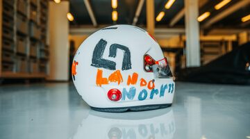 Раскраску шлема Ландо Норриса придумала шестилетняя девочка