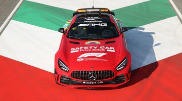 Фото: Алая машина безопасности на Гран При Тосканы