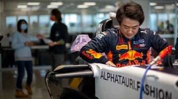 Юки Цунода готовится к дебюту за рулем машины Формулы 1