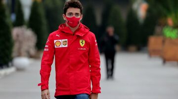Видео: Шарль Леклер помог Ferrari в погрузке оборудования