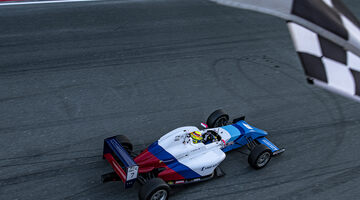 Кирилл Смаль выиграл две из четырех гонок Формулы 4 ОАЭ в Дубае