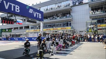 СМИ: Формула 1 откажется от акции с преклонением колена