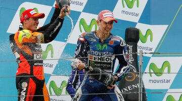 «Ни одной победы за 18 лет?!» Хорхе Лоренсо высмеял бывшего коллегу по MotoGP