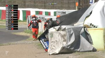 Видео: Машина Super Formula перевернулась после аварии в повороте 130R