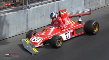Видео: Жан Алези разбил Ferrari Ники Лауды, лидируя в гонке исторических машин