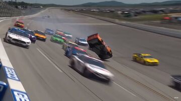 Головокружительный полет Джоуи Логано в гонке NASCAR в Талладеге. Видео