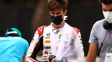 Тео Пуршер сломал руку в аварии в гонке Формулы 2 в Баку