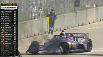 Машина Грожана загорелась во время гонки IndyCar в Детройте. Видео