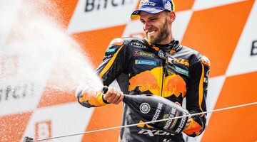 Брэд Биндер победил в сумасшедшей дождевой концовке гонки MotoGP в Австрии