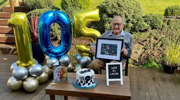 Льюис Хэмилтон встретился со своим 105-летним фанатом. Видео