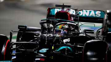 Red Bull и Mercedes поспорили по поводу замены крыла на машине Льюиса Хэмилтона