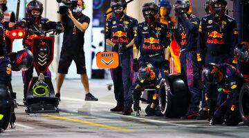 «Тотальная война»: Как Mercedes и Red Bull мешают друг другу на пит-стопах