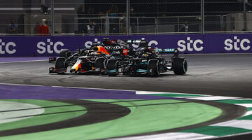Mercedes: Хэмилтон терял по 0,4 секунды после столкновения с Ферстаппеном