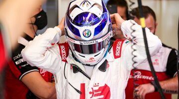Кими Райкконен вернулся к своему первому дизайну шлема в Формуле 1. Фото