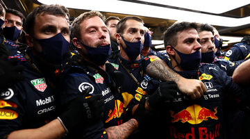 Эмоции механиков Red Bull Racing на последнем круге в Абу-Даби. Видео