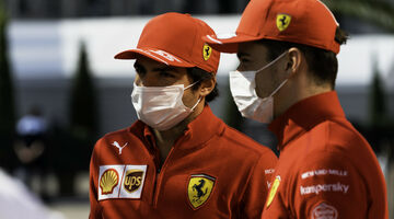 Шарль Леклер и Карлос Сайнс впервые увидели новую машину Ferrari. Видео