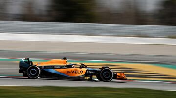 McLaren и Ferrari задают темп в утренней сессии второго дня тестов в Барселоне