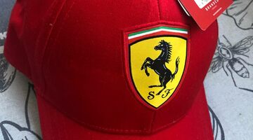 Выиграй кепку Ferrari от Autosport.com.ru