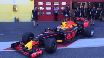 Red Bull Racing продолжает шинные тесты