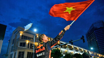 Red Bull первыми посетили Вьетнам, устроив шоу на улицах Хошимина