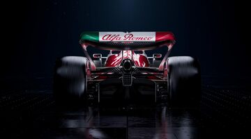 Alfa Romeo перекрасила машину в цвета итальянского триколора. Фото