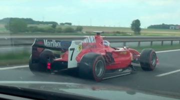 Машина Формулы 2 в цветах Ferrari на городской дороге в Чехии. Видео