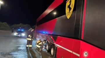 Трейлер Ferrari загорелся по дороге в Монцу. Фото