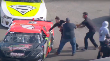 Пилот NASCAR набросился на соперника с кулаками. Видео
