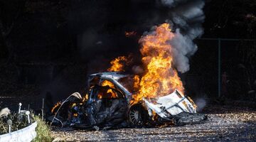 Машина сгорела дотла за несколько минут на Ралли Япония. Видео