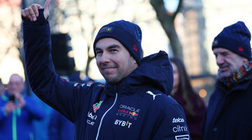 Серхио Перес подарил по бутылке текилы 1400 сотрудникам Red Bull Racing