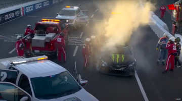Сезон NASCAR начался с пожара в автомобиле. Видео