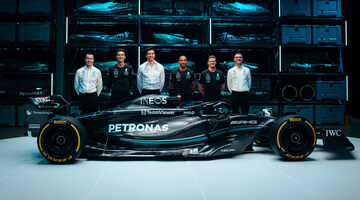 Машина Mercedes снова стала чёрной. Команда Хэмилтона представила W14