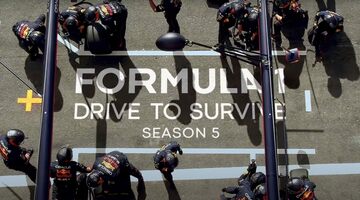 Аварии, скандалы и шутки: Netflix представил трейлер нового сезона Drive to Survive