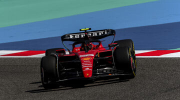 Карлос Сайнс лидирует утром второго дня тестов Формулы 1 в Бахрейне, Сарджент и Алонсо — в топ-3