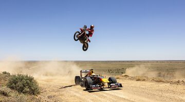 Red Bull устроил безумное путешествие Даниэля Риккардо по Австралии. Видео