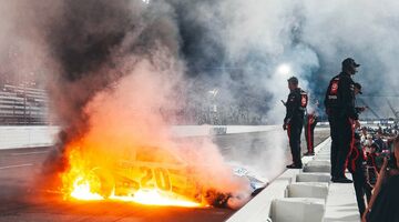 Курьёз в NASCAR: Гонщик поджёг машину при праздновании победы