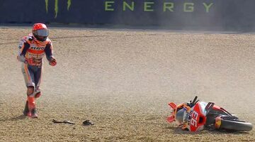 Марк Маркес вернулся в MotoGP с падением в первой же тренировке. Видео