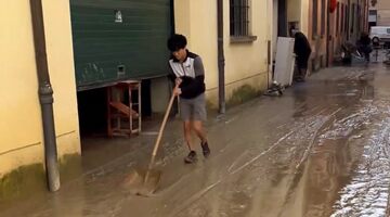 Юки Цунода помог убрать улицы Фаэнцы после наводнения. Фото