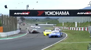 Nissan разорвало на куски: Жуткая авария в гонке Super GT на «Сузуке». Видео