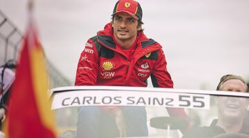 «Буду рассматривать все варианты»: Карлос Сайнс не исключил ухода из Ferrari