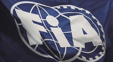 FIA объяснила Хэмилтону, почему в регламенте нет слова «гонщица»