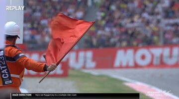 Лидер чемпионата MotoGP угодил в жуткую аварию на старте в Барселоне. Видео