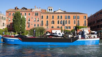 Юки Цунода и болид AlphaTauri проплыли на барже по каналам Венеции