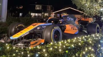 Болид McLaren превратили в рождественское украшение домашнего участка