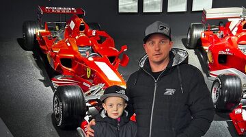 Кими Райкконен с сыном посетил музей Ferrari