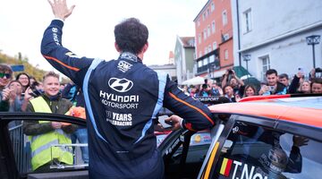 Гонщики Hyundai Motorsport сыграли в «тайного Санту»