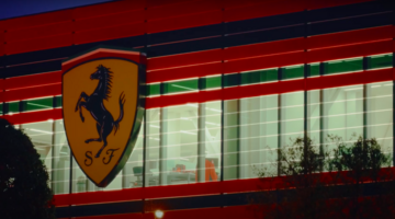 Команда Ferrari впервые запустила двигатель на машине 2024 года. Видео