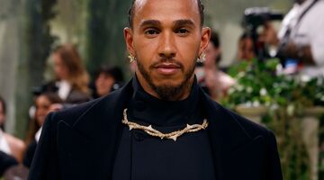 Льюис Хэмилтон посетил модный бал Met Gala